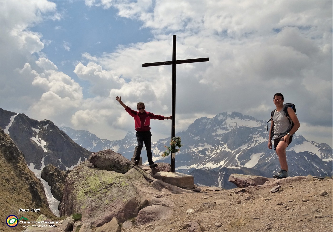 44 Alla croce del Passo di Mezzeno (2142 m) con vista verso il massiccio dell'Arera.JPG